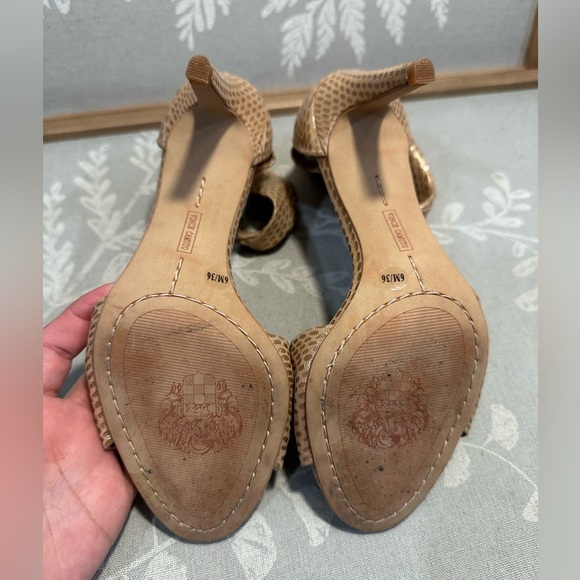 Vince Camuto wome’s Camden Beige Strap Open Toe Heels Size 6M /36 - Picture 5 of 7
